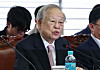 Korea Enterprises Federation (KEF) chairman Sohn Kyung-shik holds a press conference to express his concerns over the proposed revisions to Articles 2 and 3 of the Trade Union and Labor Relations Adjustment Act, also known as the Yellow Envelope Bill, at the KEF office in Mapo District, western Seoul, on July 31. [NEWS1]