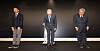 KT CEO Kim Young-shub, center, bows in apology over unauthorized micropayment losses during a press conference in Jongno District, central Seoul in September. [YONHAP]