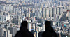 Apartment complexes are seen from a mountain in Jung District, central Seoul, on Feb. 23. [NEWS1]