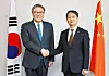 Korea's Minister of Trade, Industry and Energy Ahn Duk-geun, right, shakes hands with China's Minister of Commerce Wang Wentao on March 29, ahead of the 13th Trilateral Economic and Trade Ministers' Meeting between Korea, China and Japan in Seoul. [YONHAP]