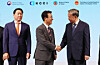 Prime Minister Kim Min-seok, center, SK Group Chairman Chey Tae-won, left, and Vietnamese Communist Party General Secretary To Lam meet to discuss cooperation at the Korea-Vietnam Business Forum in August 2025. [YONHAP]