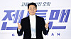 Actor Park Sung-woong poses for photos during a press conference for the film “Gentleman” (2022) at Megabox Seongsu in Seongdong District, eastern Seoul, on Dec. 1, 2022. [NEWS1]