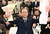 Busan's newly elected education superintendent Kim Seok-joon celebrates his victory in the April 2 by-elections at an office in Busanjin District. [SONG BONG-GEUN]