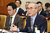 KT CEO Kim Young-shub answers questions from the Science, ICT, Broadcasting and Communications Committee during a hearing on small-payment fraud cases linked to a data breach at the company at the National Assembly in Yeouido, western Seoul, on Sept. 24. [YONHAP]
