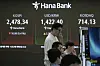 Currency traders watch monitors near a screen showing the Kospi, top left, and the foreign exchange rate between the dollar and Korean won, top center, at the foreign exchange dealing room of the KEB Hana Bank headquarters in central Seoul on April 22. [AP/YONHAP]