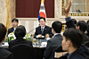 President Lee Jae Myung, center, takes questions during a luncheon press conference with Korean journalists in a hotel in Shanghai on the outcome of his state visit to China, on Jan. 7. [JOINT PRESS CORPS]
