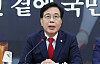 Rep. Song Eon-seog, interim chief and floor leader of the People Power Party, delivers opening remarks during a party meeting at the National Assembly on July 31. [JOONGANG ILBO]