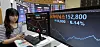 A screen at the Korea Exchange's office in Yeouido, western Seoul, shows SK hynix shares drop by 6.14 percent on Sept. 19. [NEWS1]