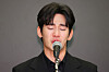 Actor Kim Soo-hyun tears up at a news conference in western Seoul on March 31. [YONHAP]