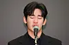 Actor Kim Soo-hyun tears up at a news conference in western Seoul on March 31. [YONHAP]
