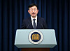 Presidential policy chief Sung Tae-yoon apologizes for causing confusion over the KC mark mandate on goods directly purchased from overseas at the presidential office in Yongsan District, central Seoul. [NEWS1]