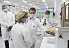 European Commission President Ursula von der Leyen, second left, speaks with Pfizer CEO Albert Bourla, center right, during an official visit to the Pfizer pharmaceutical company in Puurs, Belgium, on April 23, 2021. [AP/YONHAP]