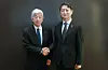 Industry Minister Ahn Duk-geun, right, shakes hands with Toray Industries President and CEO Akihiro Nikkaku at the Conrad Seoul on April 19, where the two discussed the company’s investment in manufacturing facilities in Korea. [MINISTRY OF TRADE, INDUSTRY AND ENERGY]