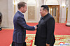 North Korean leader Kim Jong-un, right, shakes hands with Alexandr Kozlov, Russia's minister of natural resources and ecology, in Pyongyang on Monday in this photo released the following day by the North's state-controlled Korean Central News Agency. [YONHAP]