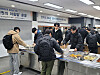 Students at Korea University of Technology and Education place dishes on their trays on March 5, the day the school launched its 1,000-won (70-cent) breakfast program. [KOREA UNIVERSITY OF TECHNOLOGY AND EDUCATION]