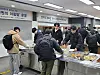 Students at Korea University of Technology and Education place dishes on their trays on March 5, the day the school launched its 1,000-won (70-cent) breakfast program. [KOREA UNIVERSITY OF TECHNOLOGY AND EDUCATION]