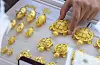 An employee arranges gold products at Korea Gold Exchange in Jongno District, Seoul, on Sept. 9. [YONHAP]