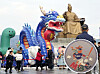 A blue dragon statue is installed in Gwanghwamun Square in central Seoul on Sunday ahead of the start of the Year of the Blue Dragon on Monday. Inset: The logo of the MBC Chungryong, the former name of the LG Twins literally meaning MBC Blue Dragon.  [YONHAP; JOONGANG ILBO]