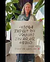 New Zealand Ambassador to Korea Dawn Bennet poses with a Korean calligraphy piece featuring a Maori proverb that reads, “What is the most important thing in the world? It is the people, it is the people, it is the people,” at the New Zealand residence in a photo posted on the social media of the New Zealand Embassy in Seoul on July 11. Bennett has said the message resonates strongly in Korea, reflecting shared values around community and respect for people. [SCREEN CAPTURE]