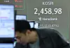 The Kospi is seen on a screen in a dealing room at Hana Bank in central Seoul on April 17. [YONHAP]