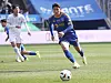 Ulsan HD foward Joo Min-kyu, right, dribbles the ball during a K League 1 match against the Pohang Steelers at Ulsan Munsu Football Stadium in Ulsan on March 1. [NEWS1]