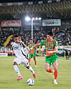 Alanyaspor forward Hwang Ui-jo, right, dribbles the ball during the Super Lig match against Besiktas at Alanya Oba Stadium in Turkey in a photo shared on Alanyaspor's official X account on May 18. [SCREEN CAPTURE]