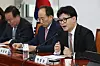 Conservative People Power Party (PPP) leader Han Dong-hoon, right, speaks at the party's supreme council meeting at the National Assembly in Yeouido, western Seoul, on Monday. [NEWS1]