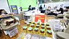 People donate blood at the Korean Red Cross’s Incheon center, where Dubai chewy cookies are offered to donors as a token of appreciation. [YONHAP]