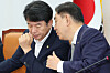Acting Democratic Party (DP) leader Kim Byung-kee, right, and DP deputy floor leader Moon Jin-seog, left, speak during a party policy coordination meeting at the National Assembly in Yeouido, western Seoul, on July 17. [YONHAP]