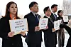 Liberal lawmakers hold documents to file a complaint against Prosecutor General Shim Woo-jung at the Corruption Investigation Office for High-ranking Officials in Gwacheon, Gyeonggi this month. [NEWS1]