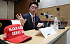 Presidential chief of staff Kang Hoon-sik speaks during a press briefing at the presidential office in Yongsan District, central Seoul on Aug. 28. Kang presented a ″Make America Great Again″ hat signed by U.S. President Donald Trump, a luncheon menu and a name card from the event during the press briefing. [JOINT PRESS CORPS]