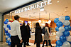Customers enter Paris Baguette's franchise store in Britain, the brand's first franchise store in Europe. [SPC GROUP]