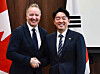 Presidential chief of staff Kang Hoon-sik, right, shakes hands with Stephen Fuhr, Canada's secretary of state for defense procurement, in a photo shared on Kang's social media on Jan. 28. [SCREEN CAPTURE]