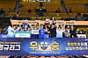 Asan Woori Bank Woori Won small forward Kim Dan-bi, center left, lifts the WKBL regular season trophy with head coach Wie Sung-woo at Cheongju Gymnasium in Cheongu, North Chungcheong on Feb. 16. [NEWS1]