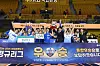 Asan Woori Bank Woori Won small forward Kim Dan-bi, center left, lifts the WKBL regular season trophy with head coach Wie Sung-woo at Cheongju Gymnasium in Cheongu, North Chungcheong on Feb. 16. [NEWS1]