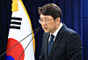 Choi Woo-hyuk, director general for network policy at the Ministry of Science and ICT, announces interim investigation results into the KT security breach during a press briefing at the Government Complex Seoul in Jongno District, central Seoul, on Nov. 6. [NEWS1]