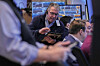 Trader John Bishop, center, works with colleagues on the floor of the New York Stock Exchange in New York on Jan. 20. [AP/YONHAP]