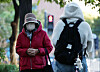 People walk in thick coats in Jongno District, central Seoul on Oct. 27. [NEWS1]