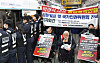 Park Kyeong-seok, the head of the disability advocacy group Solidarity Against Disability Discrimination (SADD), speaks during a rally held on the platform of Hyehwa Station in downtown Seoul on Tuesday, saying the group will file a complaint with the National Human Rights Commission of Korea (Nhrck) against the police for his arrest last week. [YONHAP]