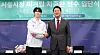 Figure skater Cha Jun-hwan, left, shakes hands with Seoul Mayor Oh Se-hoon at Seoul City Hall in central Seoul on May 14. [YONHAP]