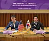 SNC Sein CEO Choi Jun-kyoung, right, and JINP LLC Director Daixi Li sign a franchise agreement in Las Vegas on Nov. 10. [YONHAP]