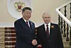 Chinese President Xi Jinping, left, and Russian President Vladimir Putin shake hands during their meeting before the Victory Day military parade in Moscow, Russia, on May 9. [AP/YONHAP]