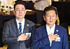 Jung Chung-rae, chairman of the Democratic Party (right), and floor leader Kim Byung-ki salute the national flag during a party lawmakers’ workshop at Paradise City Convention in Jung District, Incheon, on Aug. 28. [YONHAP]