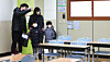 Prospective students and their parents look around a classroom during an orientation session for new students at Jeonggak Elementary School in Incheon on Jan. 6. [YONHAP]