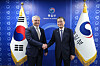 Unification Minister Kim Yung-ho, right, shakes hands with Ukrainian Ambassador Dmytro Ponomarenko during their talks held at the ministry's building in central Seoul on Friday. [MINISTRY OF UNIFICATION]