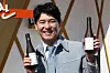 Singer Lim Chang-jung holds bottles of distilled soju, Soju Hanjan, at a pop-up event in Songpa District, southern Seoul, on Feb. 26, 2023. [NEWS1]