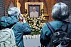Mourners pay their respects on the afternoon of April 22 at the underground chapel of Myeongdong Cathedral in Jung District, central Seoul, where a memorial altar for Pope Francis has been set up. [NEWS1]
