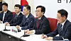 People Power Party floor leader Rep. Song Eon-seog, second from right, speaks during a visit by Democratic Party floor leader Kim Byung-kee, not pictured, at the National Assembly in Yeouido, western Seoul on June 17. [YONHAP]