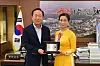 Do Ngoc Luyen, a 47-year-old professor at Kwangwoon University originally from Vietnam, poses for photos with Park Hyun-guk, the Mayor of Bonghwa County, after being appointed the honorary ambassador for the North Gyeongsang region on Aug. 6. [BONGHWA-GUN]