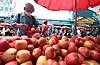 Shoppers browse apples at the Cheongnyangni fruit and vegetable market in Dongdaemun District, eastern Seoul, on Oct. 3. [NEWS1]